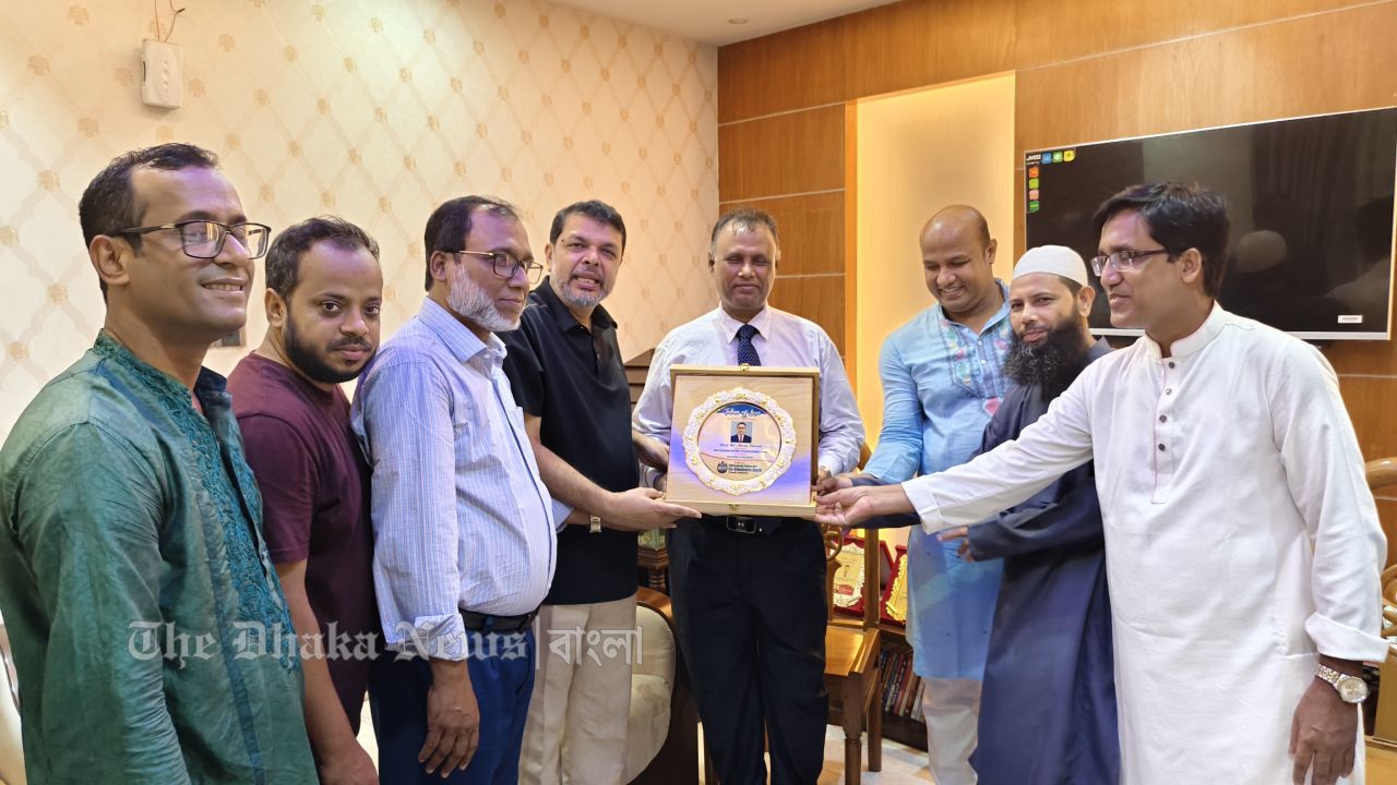 কুমিল্লা শিক্ষা বোর্ডের চেয়ারম্যানকে চাঁদপুর চবিয়ানদের শুভেচ্ছা স্মারক