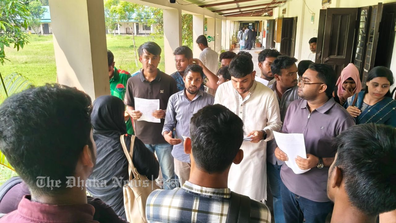 জাবিপ্রবিতে বিএনপি সরকারের ১৮০ দিনের অর্জন ও অগ্রগতি শীর্ষক লিফলেট বিতরণ ছাত্রদলের