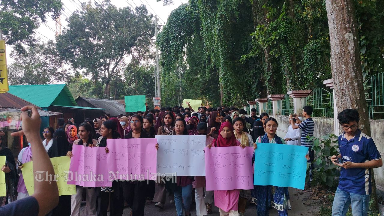অপ্রতিমের হত্যাকারীকে গ্রেফতারে ১২ ঘন্টার আল্টিমেটাম কুবি শিক্ষার্থীদের 