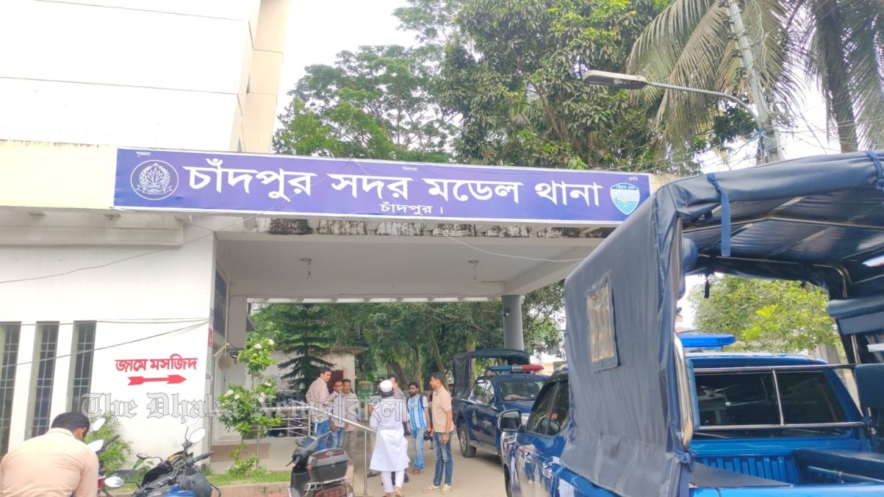 চাঁদপুরে পুলিশ পরিচয়ে চালককে ফ্ল্যাটে আটকে টাকা আদায়ের অভিযোগগে আটক ৪ নারী