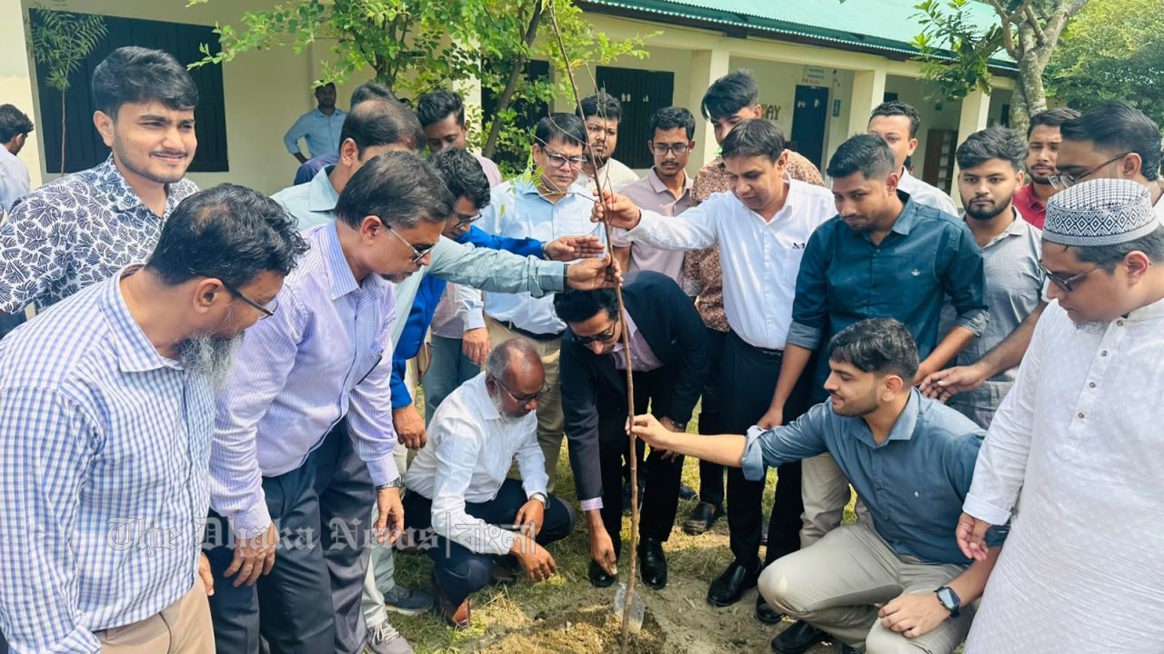 ভ্রাম্যমাণ আদালতের অভিযান: অবৈধ ২ ড্রেজার ও ১৫ শ’ পাইপ বিনষ্ট
