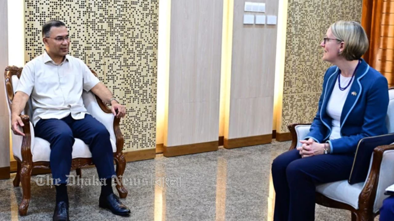 প্রধানমন্ত্রীর সঙ্গে ব্রিটিশ হাইকমিশনারের সৌজন্য সাক্ষাৎ