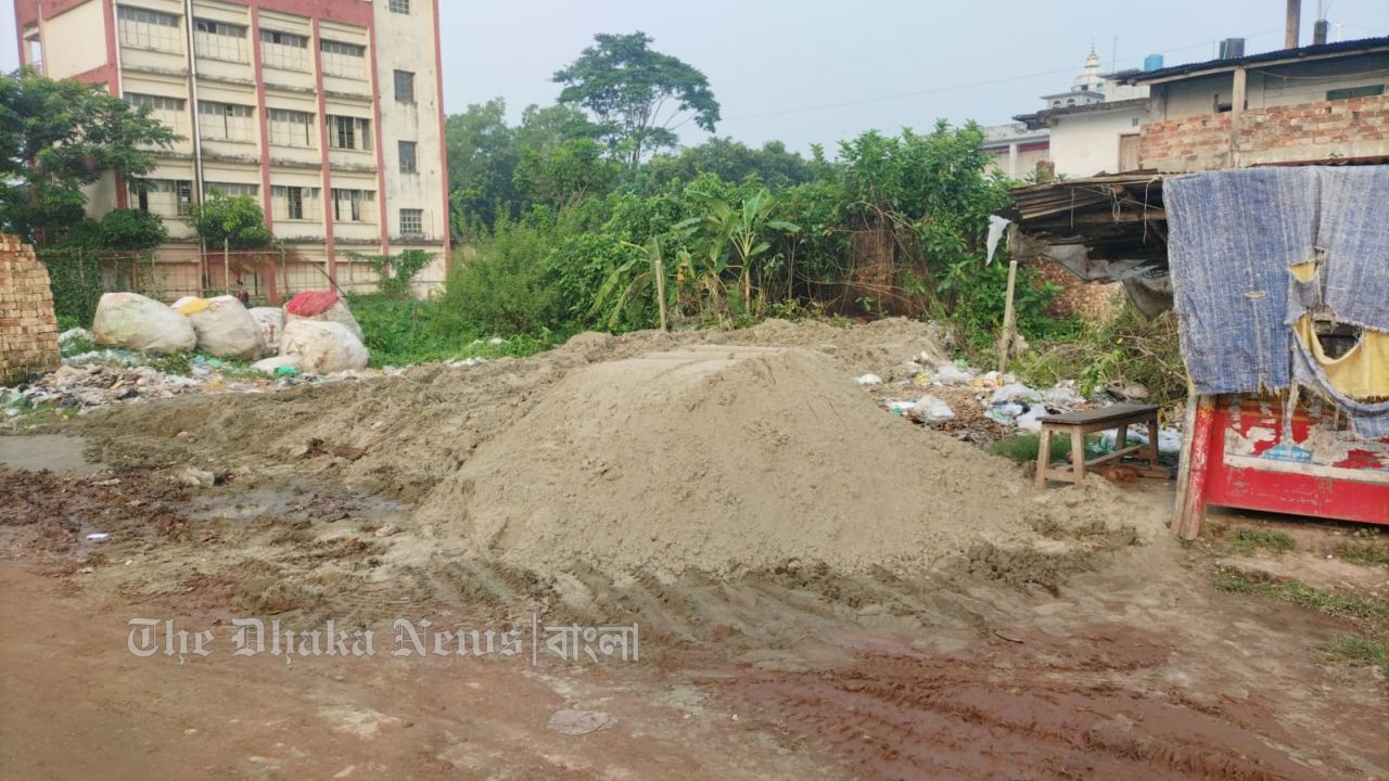 সরকারি জায়গায় বালু ফেলে দখল চেষ্টার অভিযোগ বিএনপি নেতার ভাইয়ের বিরুদ্ধে