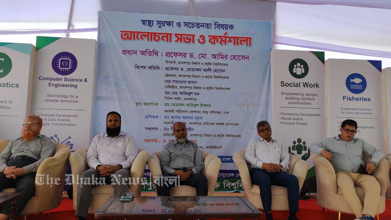 চাঁদপুরে পুলিশ পরিচয়ে চালককে ফ্ল্যাটে আটকে টাকা আদায়ের অভিযোগগে আটক ৪ নারী