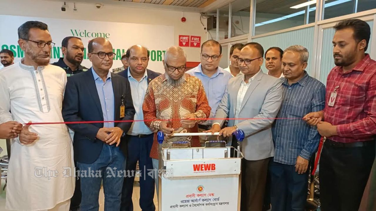 ওসমানী বিমানবন্দরে নতুন ট্রলি হস্তান্তর, প্রবাসীদের হ'য়রানি বন্ধে জিরো টলারেন্স: প্রবাসীকল্যাণ মন্ত্রী