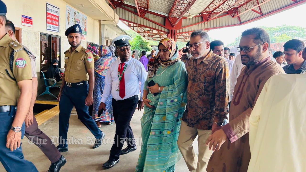 ফ্যামিলি কার্ডের আশ্বাসে অনৈতিক সম্পর্কের অভিযোগ সমাজকর্মীর বিরুদ্ধে