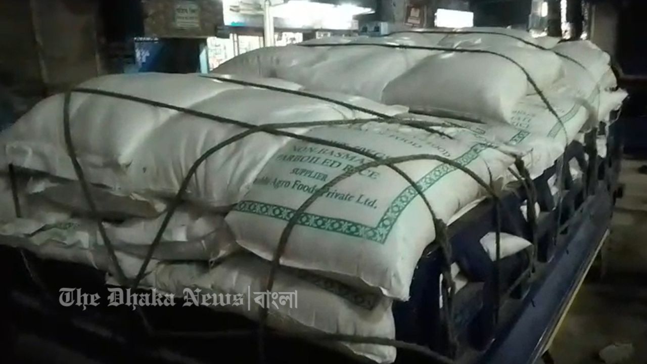 চাঁদপুরে জেলেদের ৫ টন চাল গোপনে বিক্রি, জব্দ করেছে প্রশাসন