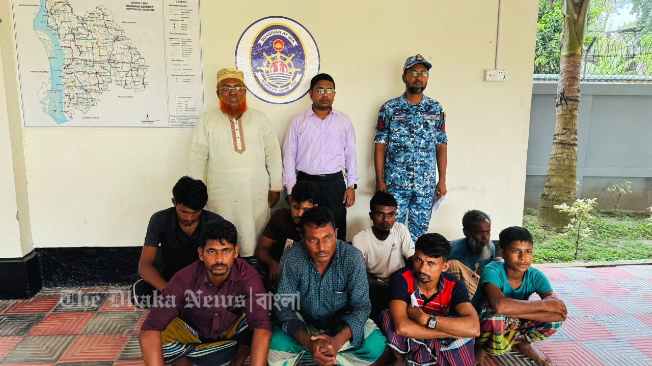 চাঁদপুরে কোস্টগার্ডের অভিযানে সাড়ে ৪ লাখ মিটার কারেন্ট জাল জব্দ, আটক ৫২ জেলে