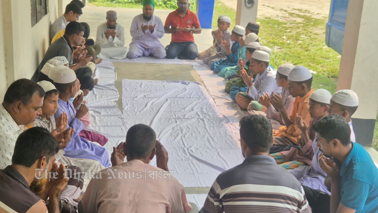 চাঁদপুর পৌরসভার ৩৫ পূজামণ্ডপে অনুদান, ২ হাজার ৪৭৬ জেলেকে ভিজিএফের চাল বিতরণ