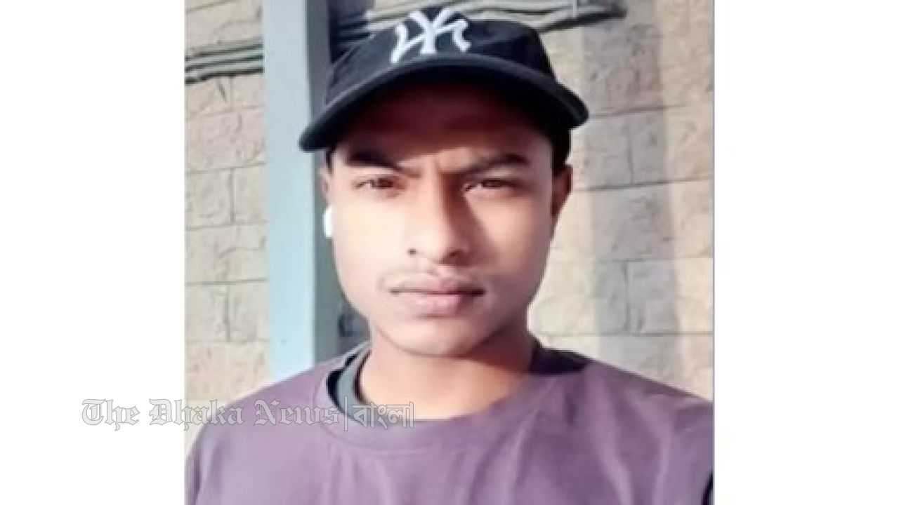 গাড়ি থেকে নিজ হাতেই সরকারি স্টিকার খুললেন ইশরাক