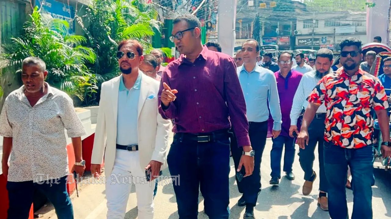 গাড়ি থেকে নিজ হাতেই সরকারি স্টিকার খুললেন ইশরাক