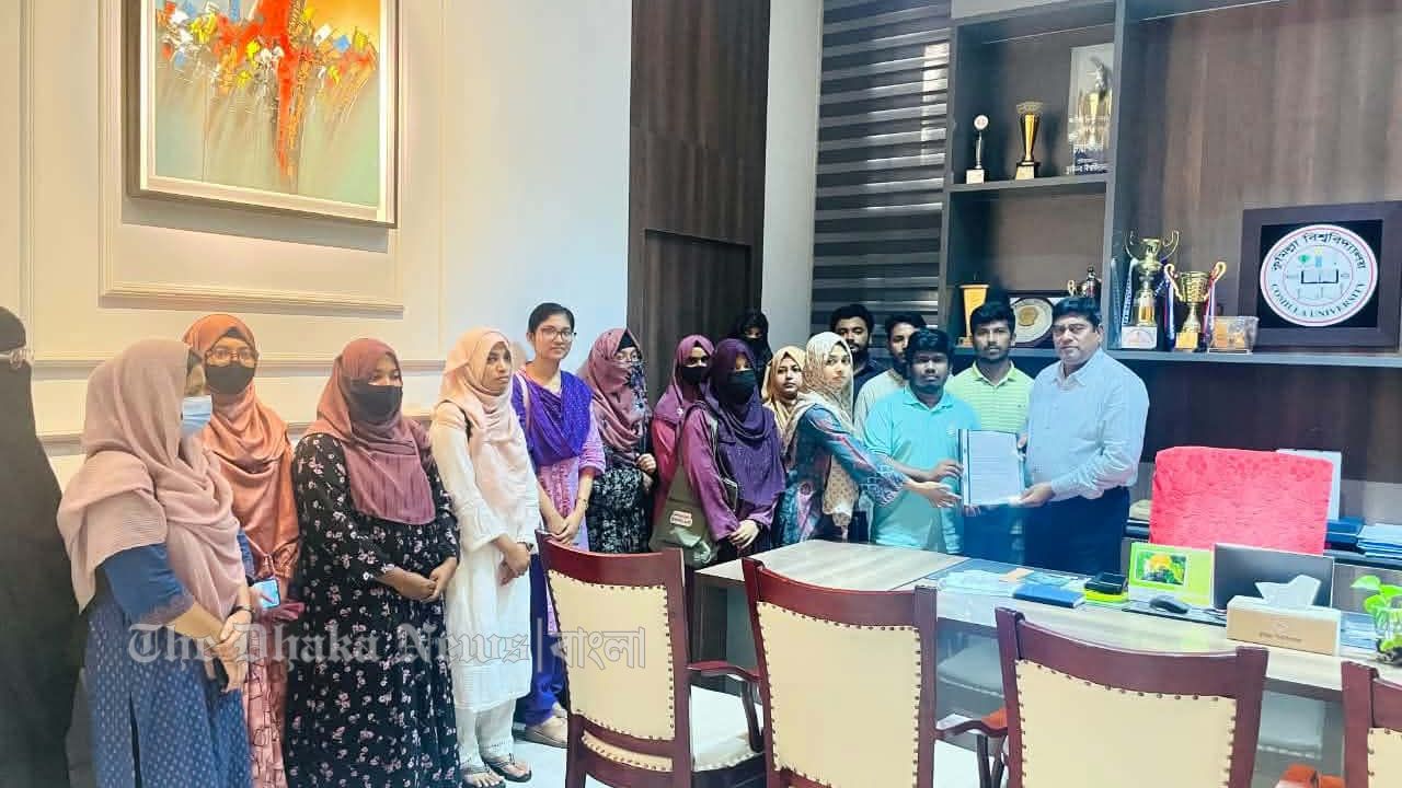কুবি শিক্ষার্থী ফারজানার মৃত্যুর সুষ্ঠু তদন্তের দাবিতে কুবি উপাচার্যকে স্মারকলিপি